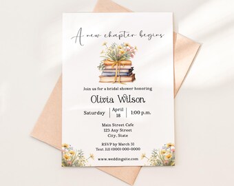 Op de afbeelding: Een witte bruidsdouche-uitnodiging met een bloemenontwerp en een stapel boeken. De tekst luidt "A new chapter begins" en "Olivia Wilson". De uitnodiging bevat de datum, tijd, locatie en RSVP-informatie.