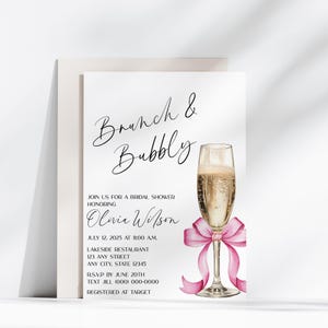Pode incluir: Um convite para um chá de panela com o texto "Brunch & Bubbly" em escrita elegante. O convite inclui detalhes como o nome da homenageada, a data, a hora e o local. Uma taça de champanhe com um laço rosa adiciona um toque festivo.