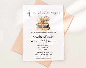Op de afbeelding: Een witte bruidsdouche-uitnodiging met een bloemige illustratie van een stapel boeken. De tekst luidt "A new chapter begins" en bevat de naam van de bruid, datum, tijd en locatie. RSVP-informatie is ook inbegrepen.