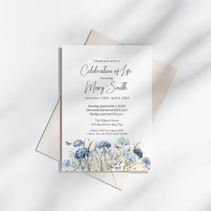 Modello di invito modificabile per la celebrazione della vita con fiori selvatici blu, giardino delle farfalle, funerale, servizio commemorativo, download immediato