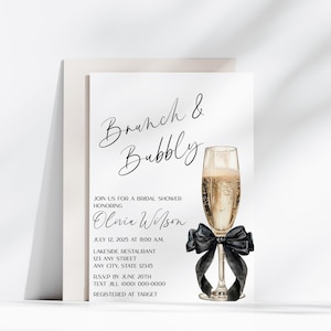 Puede incluir: Una tarjeta de invitación blanca con el texto "Brunch & Bubbly" en escritura elegante. Se presenta una copa de champán con un lazo negro. La invitación incluye detalles para una despedida de soltera en honor a Olivia Wilson, con fecha, hora e información de RSVP.