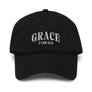Peut inclure: Casquette de baseball noire avec le mot "GRACE" brodé en blanc, ainsi que le texte "2 COR 12:9". La casquette a une visière incurvée et une sangle réglable à l'arrière.
