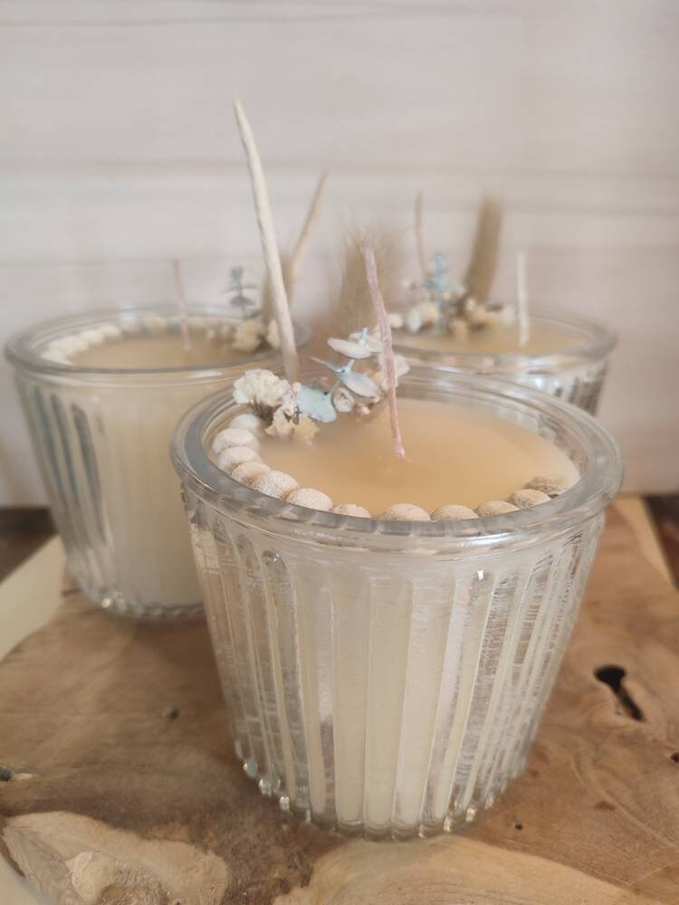 Bougie de Fleurs Séchées Dans Un Verre Strié
