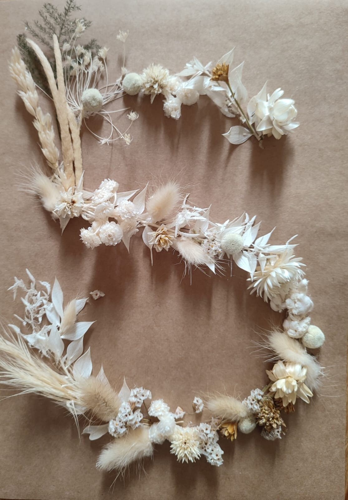 Lettrine en Fleurs Séchées à Suspendre sur Fond Blanc, Kraft ou Noir