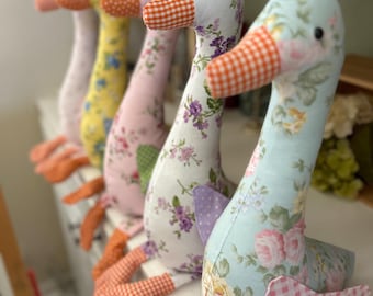 Decorazione per divano in tessuto floreale e peluche a forma di oca, realizzata a mano in stile cottagecore (50 cm).