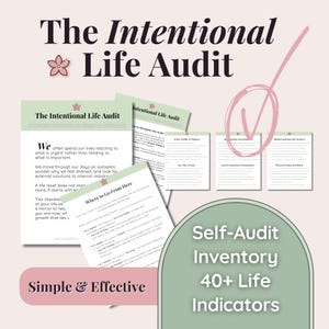 Puede incluir: Un conjunto de hojas de trabajo de autoevaluación tituladas "The Intentional Life Audit" con el texto "Simple & Effective" y "Self-Audit Inventory 40+ Life Indicators". El diseño presenta una marca de verificación rosa y acentos florales sobre un fondo rosa claro y verde.