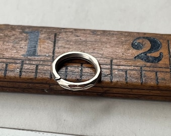 Antiker viktorianischer facettierter gelber Metallspaltring, Charmehalter, verzierter Anhängerhalter mit Diamantschliff