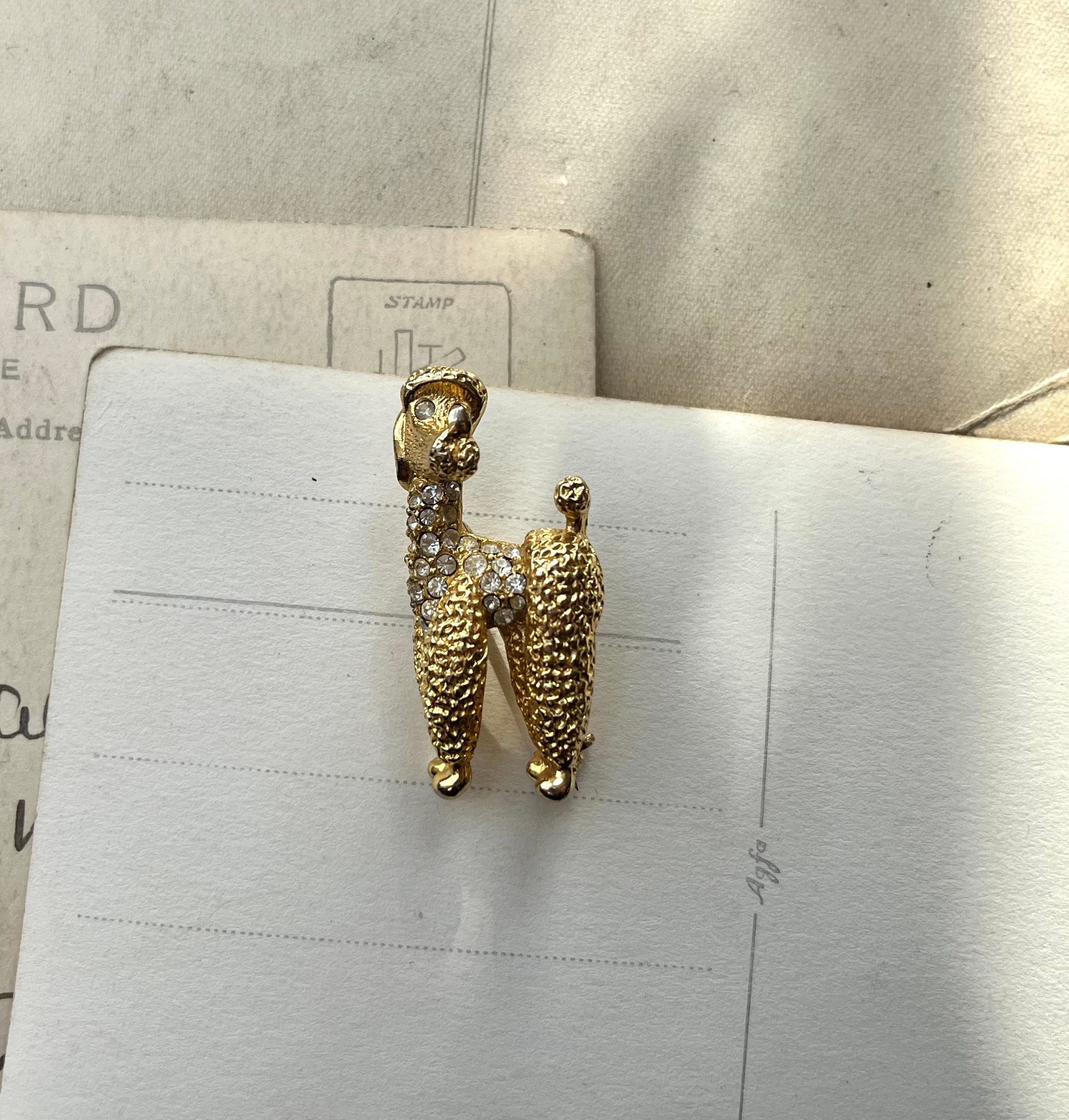 ヴィンテージtrifari チワワ　ゴールドメタルブローチ　犬　dog Trifari dog brooch - Etsy 日本