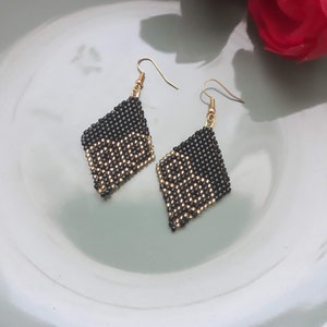 Earrings in black and gold, Handwoven beaded earrings,Gold Black earrings with beads zdjęcie 2