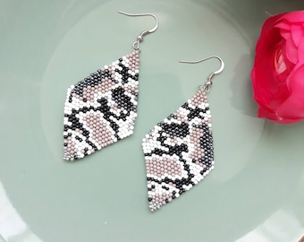 Kolczyki z koralikami ze skóry węża: ręcznie robione kolczyki z diamentami