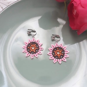 Brincos com flores, Brincos rosa-marrom. Brincos com flores rosa bebê, Brincos com flores em um clipe, Flores de miçangas