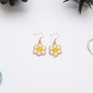 Beaded Daisy Earrings,Hand Woven Daisy Earrings,Bright Bridesmaid Earrings,Flower Earrings