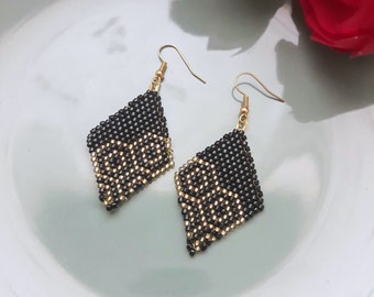 Earrings in black and gold, Handwoven beaded earrings,Gold Black earrings with beads