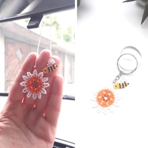 Car accessory with daisy and bee, Bead keychain with bee and daisy, Charm daisy and bee,A gift for teenagers