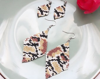 Ręcznie robione kolczyki z koralikami ze skóry węża