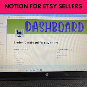 Könnte beinhalten: Ein Laptop-Bildschirm zeigt ein Notion-Dashboard für Etsy-Verkäufer. Das Dashboard trägt den Titel "Notion Dashboard for Etsy sellers" und ist in zwei Abschnitte unterteilt: "Tasks (first 10)" und "Projects (first 10)". Der Abschnitt "Tasks" listet Elemente wie "Update search terms", "Change tags", "Listing", "Document prep" und "Description" auf. Der Abschnitt "Projects" listet Elemente wie "List", "Affirmation cards" und "Untitled" auf.