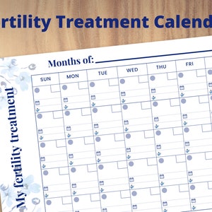 Puede incluir: Un calendario de tratamiento de fertilidad imprimible con un diseño floral. El calendario tiene una sección para cada día de la semana, con espacio para marcar citas y hacer un seguimiento del progreso.