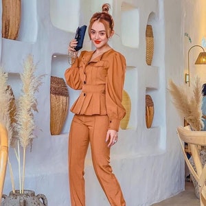 Conjunto de duas peças com blusa plissada e calça combinando tamanho pequeno