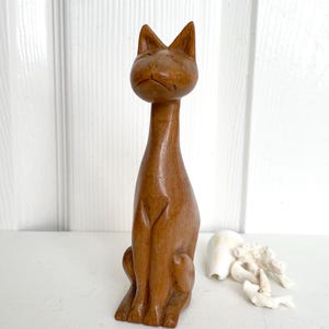 Vintage Hand Carved Wooden Cat Ornament: Collectible Animal Decor
