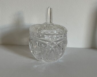 Caja de baratijas de cristal tallado vintage con tapa, joyero/tocador