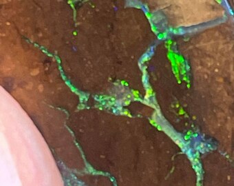 Opale boulder australienne du Queensland avec de belles veines vertes 15,1 carats 18 mm x 12 mm x 6 mm