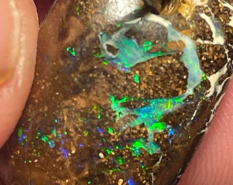 Pendentif opale boulder colorée du Queensland Australie forme libre avec un joli multicolore 25,1 carats 23 mm x 14 mm x 8 mm
