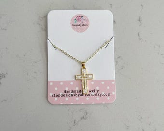 18k vergulde kruisketting: bedel met parel