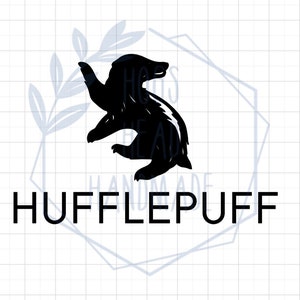 Könnte beinhalten: Schwarz-weiße Silhouette eines Dachses, das Maskottchen des Hauses Hufflepuff aus der Harry-Potter-Reihe. Der Text "HUFFLEPUFF" befindet sich unter dem Dachs.