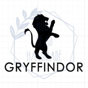 Peut inclure: Silhouette noire d'un lion debout sur ses pattes arrière, les pattes levées. Le lion est la mascotte de la maison Gryffondor dans la série Harry Potter. Le texte "GRYFFINDOR" est sous le lion.