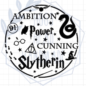 Op de afbeelding: Zwart-wit grafisch ontwerp van het wapen van het Hogwarts-huis Slytherin. Het wapen toont een slang, een uil, een bril, een toverstaf, een hoed, een bliksem, voetafdrukken en sterren. De woorden "Ambitie", "Kracht", "List" en "Slytherin" zijn ook in het ontwerp opgenomen.