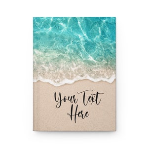 Puede incluir: Una escena de playa con agua turquesa y olas blancas espumosas rompiendo en una playa de arena. El texto "Your Text Here" está escrito en cursiva negra sobre la arena.
