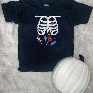 Koszulka z napisem „Candy In My Belly Halloween”