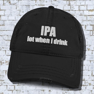 Può includere: Cappellino da baseball nero consumato con testo ricamato bianco che recita "IPA lot when I drink".