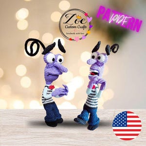 Może przedstawiać: Dwie pluszowe lalki amigurumi postaci Strachu z filmu W głowie się nie mieści. Lalki są fioletowe z czarnymi włosami i ubrani w pasiastą koszulę i niebieskie dżinsy. Lalki stoją na drewnianej powierzchni. Obraz zawiera również logo Zoe Custom Crafts i tekst "PATTERN PDF".