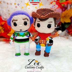 Puede incluir: Dos muñecos de ganchillo hechos a mano, uno parecido a Buzz Lightyear y el otro a Woody de Toy Story. Buzz lleva un atuendo verde, blanco y morado. Woody lleva un sombrero de vaquero, una bufanda roja y vaqueros azules. La imagen incluye el texto "PDF" y "Zoe Custom Crafts".