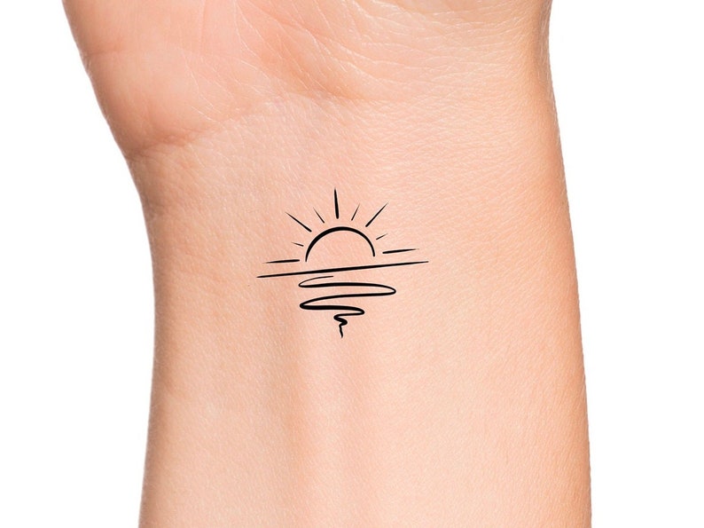 Puede incluir: Un dise&ntilde;o de tatuaje simple de l&iacute;nea de un sol poni&eacute;ndose sobre el oc&eacute;ano.