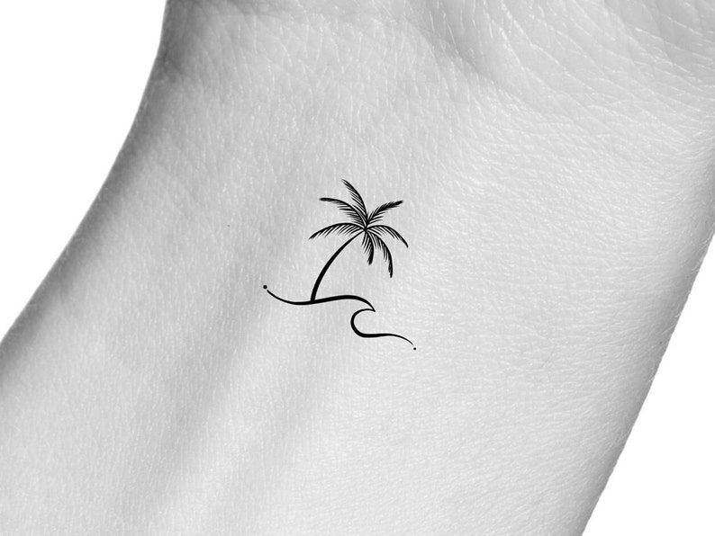 Peut inclure: Un tatouage simple en noir et blanc repr&eacute;sentant un palmier avec une vague en dessous.