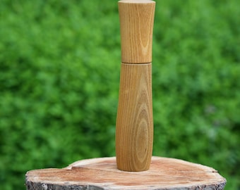 Moinho de especiarias feito de robinia