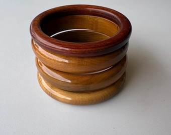 Pila de pulseras de madera de diferentes colores