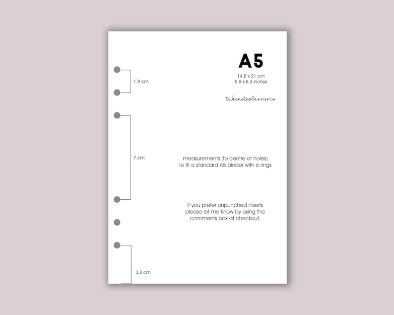 K&ouml;nnte beinhalten: Wei&szlig;er A5-Planereinsatz mit Ma&szlig;en in Zentimetern und Zoll. Der Einsatz ist mit "A5" gekennzeichnet und hat die Ma&szlig;e 14,8 x 21 cm (5,8 x 8,3 Zoll). Der Text enth&auml;lt "takenoteplannerco" und Anweisungen f&uuml;r Sonderbestellungen.
