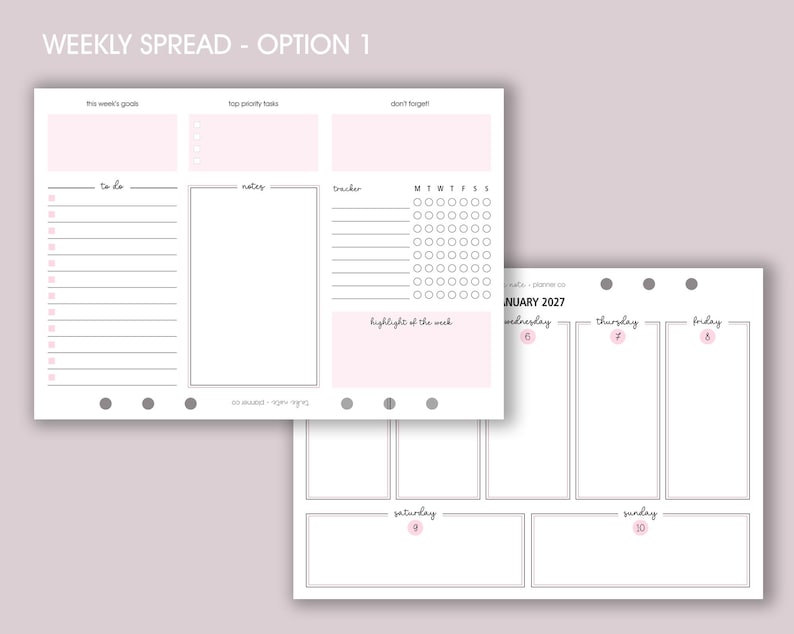 K&ouml;nnte beinhalten: Zwei wei&szlig;e Planerseiten mit rosa Akzenten. Die obere Seite ist mit "WEEKLY SPREAD - OPTION 1" beschriftet und enth&auml;lt Abschnitte f&uuml;r Ziele, Aufgaben, Notizen und einen Tracker. Die untere Seite ist ein Wochenkalender f&uuml;r Januar 2027.