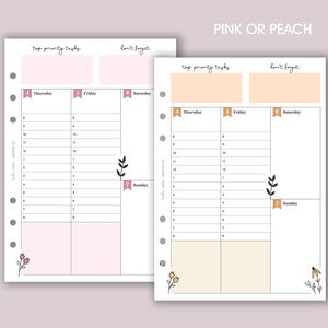 K&ouml;nnte beinhalten: Zwei Planerseiten in Rosa- und Pfirsicht&ouml;nen. Jede Seite hat Abschnitte f&uuml;r Aufgaben und Notizen. Die Wochentage sind beschriftet, mit floralen und Blattmotiven. Der Text "PINK OR PEACH" befindet sich oben.