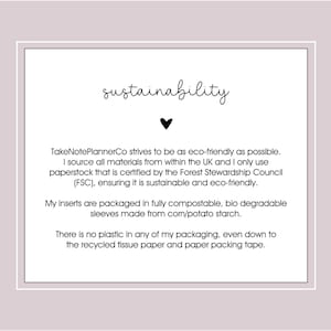 K&ouml;nnte beinhalten: Eine wei&szlig;e Karte mit dem Wort "sustainability" in Schreibschrift, einem Herzsymbol und Text, der umweltfreundliche Praktiken beschreibt. Der Text erw&auml;hnt die Beschaffung von Materialien aus dem Vereinigten K&ouml;nigreich und die Verwendung kompostierbarer Verpackungen.