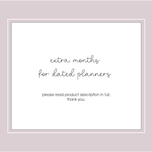 Könnte beinhalten: Ein weißes rechteckiges Bild mit dem Text "extra months for dated planners" in einer handschriftlichen Schriftart. Darunter steht der Satz "please read product description in full, thank you." Das Bild hat einen hellvioletten Hintergrund.
