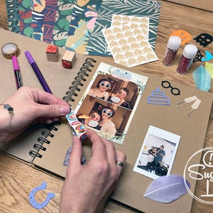 Świetny prezent dla miłośników scrapbookingu - bogaty zestaw do stworzenia księgi pamiątkowej, zestaw do scrapbookingu zapakowany na prezent w pięknym tekturowym pudełku