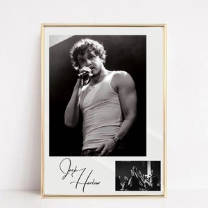 Puede incluir: Foto en blanco y negro de un hombre cantando en un micrófono. Lleva un tanque blanco y tiene el pelo rizado. La foto está firmada "Jack Harlow".