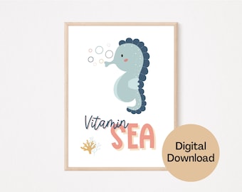 Puede incluir: Una descarga digital de una impresión artística imprimible con un caballito de mar de dibujos animados azul y rosa que sopla burbujas con el texto "Vitamin Sea" en una fuente colorida.