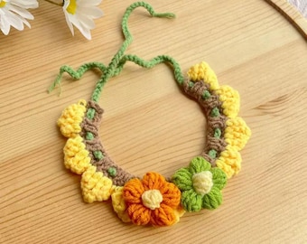 Precioso collar de ganchillo con flores para gatos y perros pequeños, collar floral para mascotas con temática primaveral y otoñal, accesorio único hecho a mano para cachorros y gatitos.