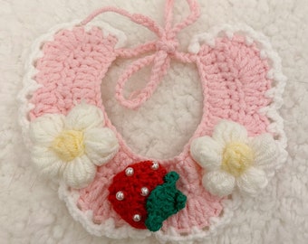 Lindo collar de ganchillo floral de fresa para gatos y perros, pañuelo para mascotas hecho a mano, collar para gatitos con diseño de frutas, elegante accesorio de lujo para perros pequeños.