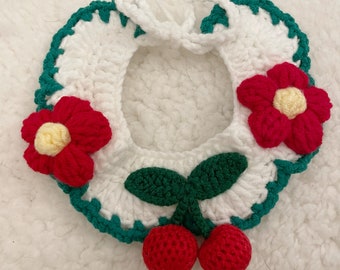 Collar de ganchillo floral de cerezas para gatos y perros, pañuelo adorable hecho a mano para mascotas, collar para gatitos con estampado de frutas, accesorio de ropa de lujo para cachorros y perros pequeños.